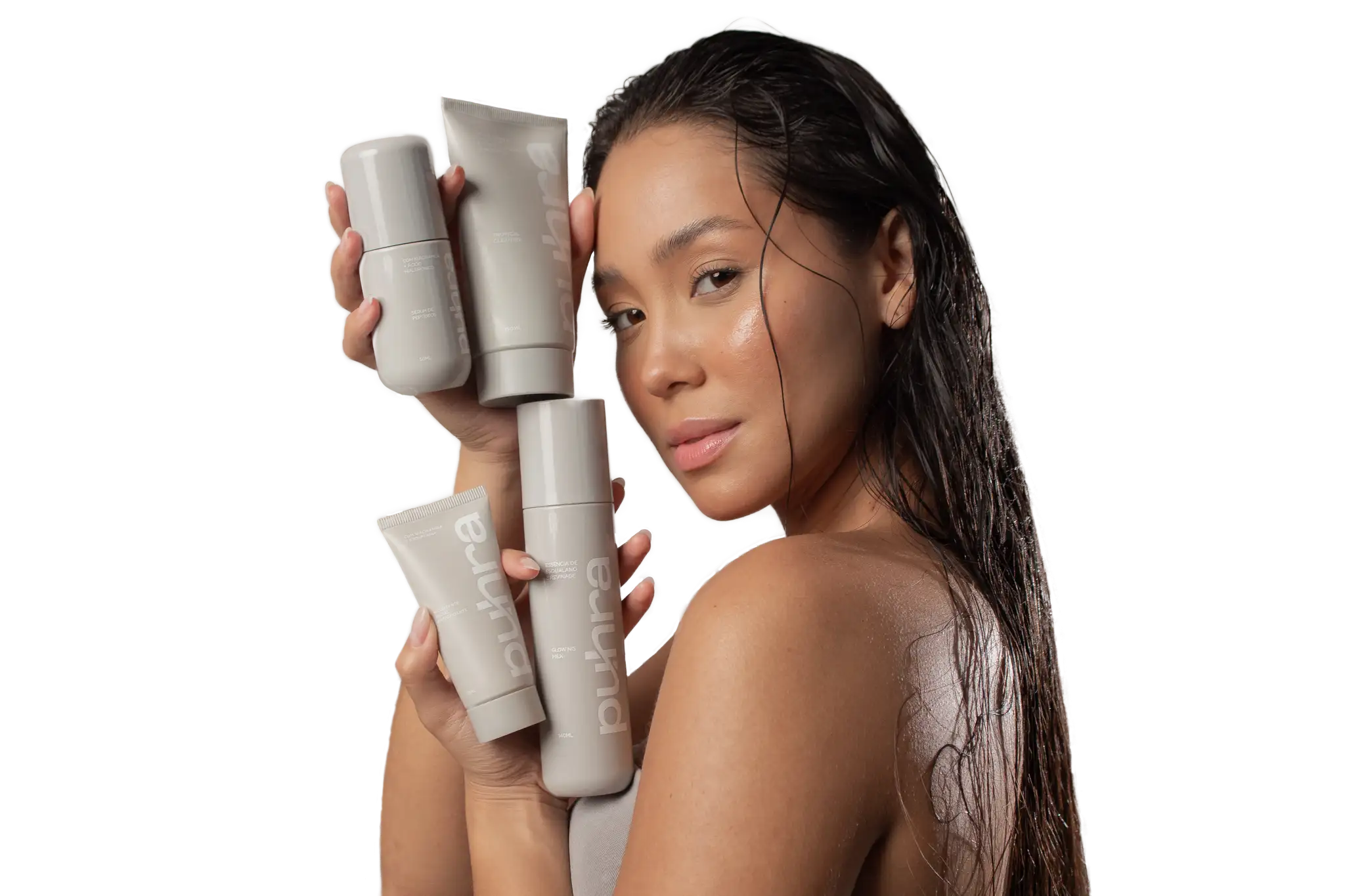 Imagem de uma modelo segurando quatro frascos de produtos, com um fundo neutro e iluminação suave, transmitindo uma sensação de elegância e sofisticação